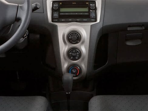 Used 2010 Toyota Yaris 4-Door Hatchback image 13