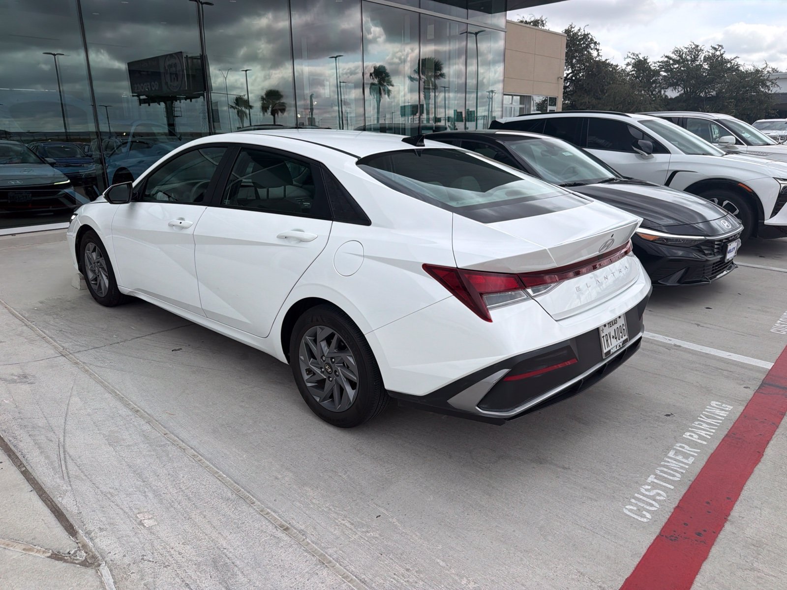 Used 2024 Hyundai Elantra SEL FWD image 8