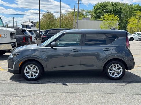 Used 2024 Kia Soul LX w/ Option Group 015 FWD image 2