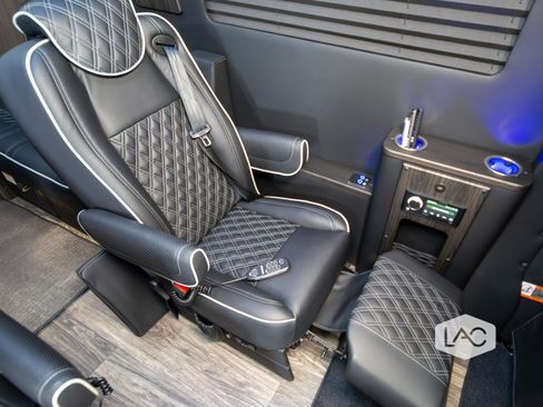 Used 2025 Mercedes-Benz Sprinter 2500 image 4