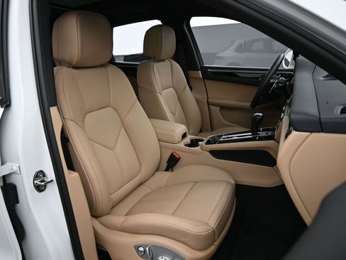 Certified 2025 Porsche Macan image 31