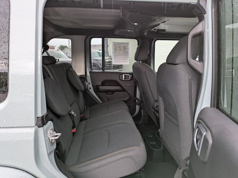 Used 2024 Jeep Wrangler Unlimited Sahara AWD/4WD image 12