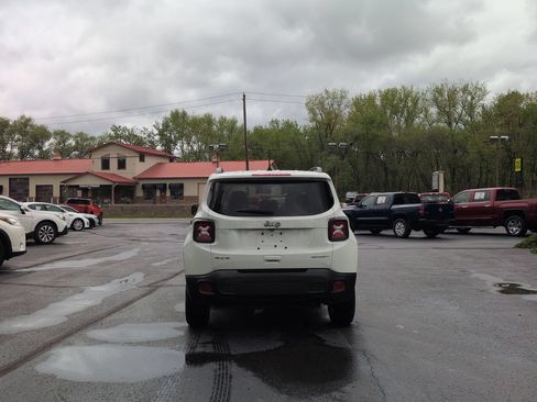 Used 2022 Jeep Renegade Sport w/ Sport Appearance Group AWD/4WD image 6