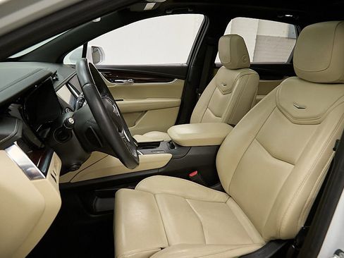 Used 2017 Cadillac XT5 Luxury w/ Driver Awareness Package image 16