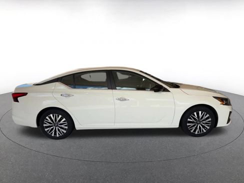 Used 2025 Nissan Altima 2.5 SV image 16