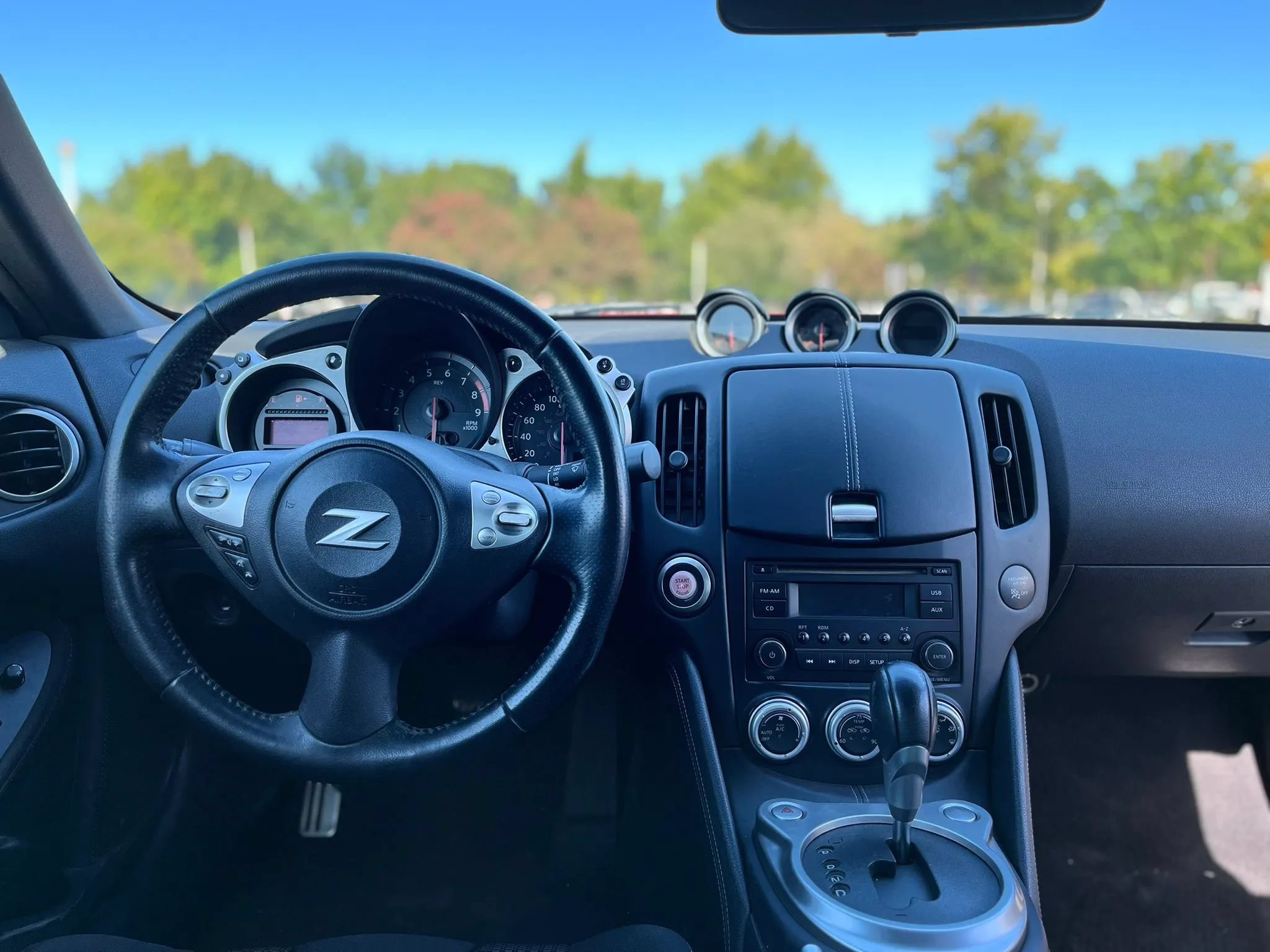 Used 2015 Nissan 370Z Coupe RWD image 12