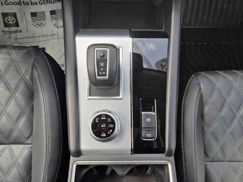 Used 2024 Mitsubishi Outlander SEL AWD/4WD image 31