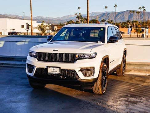 New 2025 Jeep Grand Cherokee Altitude image 4