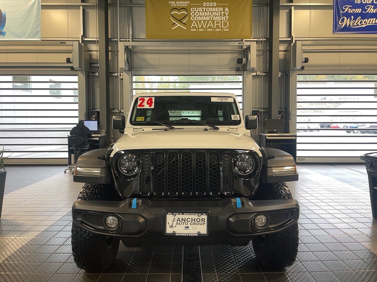 Used 2024 Jeep Wrangler Unlimited AWD/4WD image 3