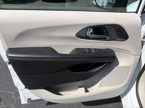 Used 2023 Chrysler Pacifica Touring-L FWD image 14