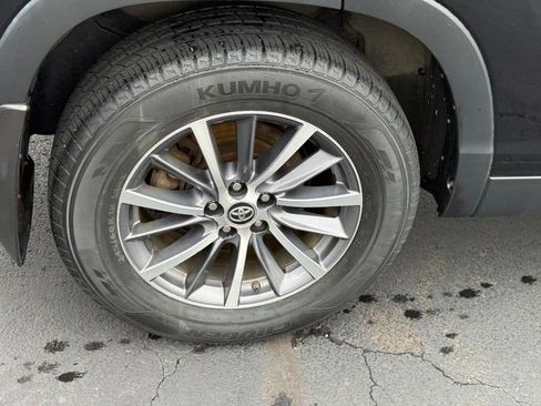 Used 2019 Toyota Highlander XLE AWD/4WD image 9