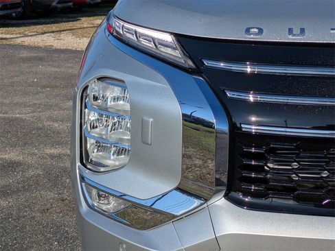 New 2026 Mitsubishi Outlander SE image 10
