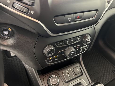 Used 2020 Jeep Cherokee Latitude Plus AWD/4WD image 29