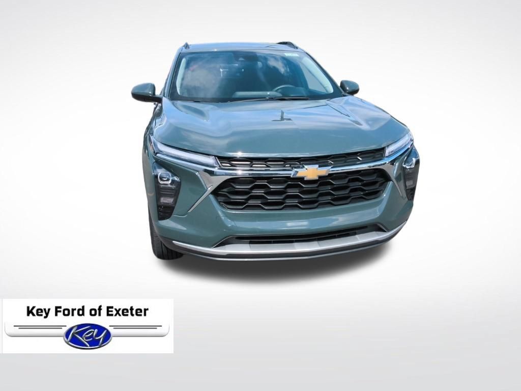 Used 2025 Chevrolet Trax LT FWD image 2