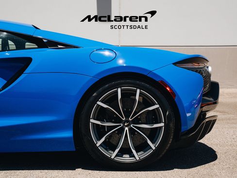Used 2023 McLaren Artura RWD image 21