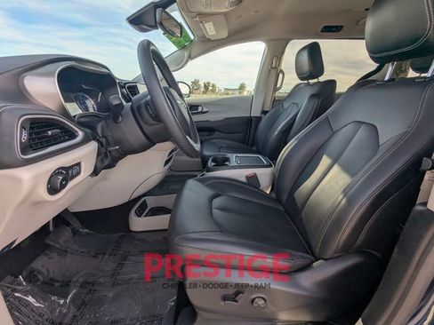 Used 2024 Chrysler Pacifica Select image 27