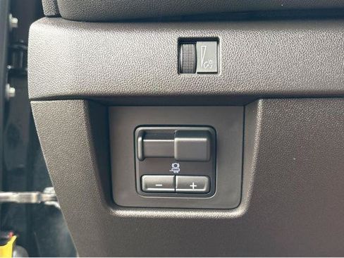 Used 2023 Chevrolet Colorado LT w/ LT Convenience Package II AWD/4WD image 29