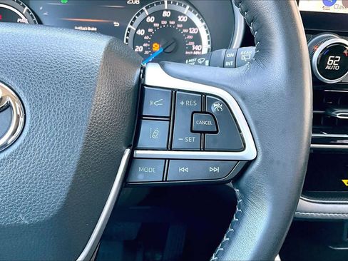 Used 2023 Toyota Highlander XLE AWD/4WD image 25