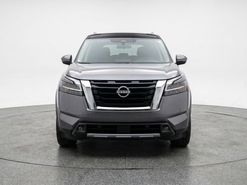 Used 2025 Nissan Pathfinder SV image 2