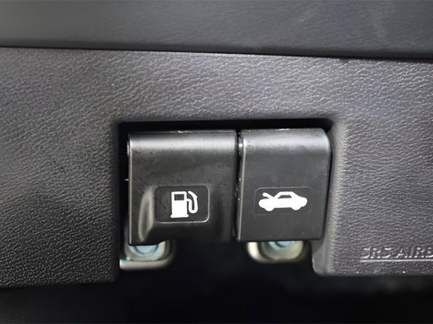 Used 2023 Nissan Versa SR w/ Trunk Package image 19