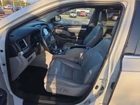 Used 2017 Toyota Highlander XLE AWD/4WD image 6
