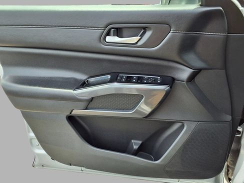 Used 2025 Nissan Pathfinder SL FWD image 18
