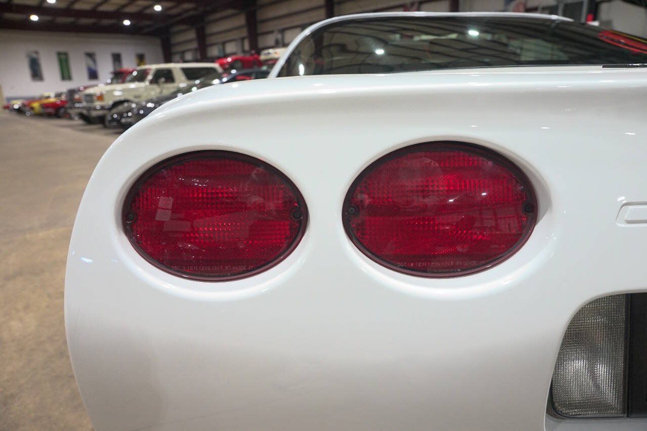 Used 1998 Chevrolet Corvette Coupe RWD image 36