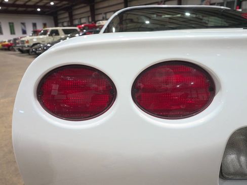 Used 1998 Chevrolet Corvette Coupe RWD image 36