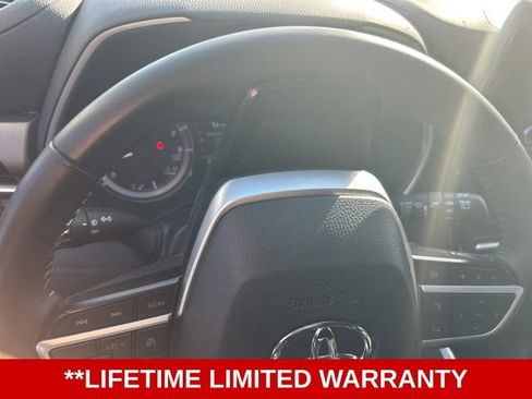 Used 2024 Toyota Highlander XLE image 3