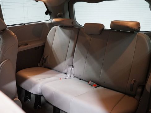 Used 2017 Toyota Sienna XLE image 30