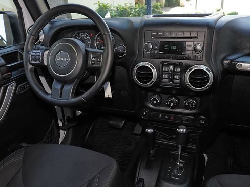 Used 2017 Jeep Wrangler Unlimited Sahara w/ Connectivity Group AWD/4WD image 39