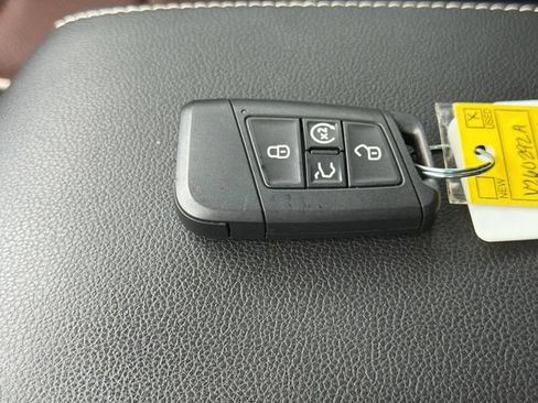 Certified 2024 Volkswagen Tiguan SEL R-Line AWD/4WD image 31