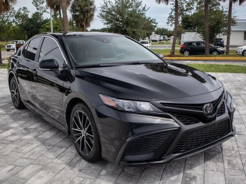 Used 2023 Toyota Camry SE FWD image 1
