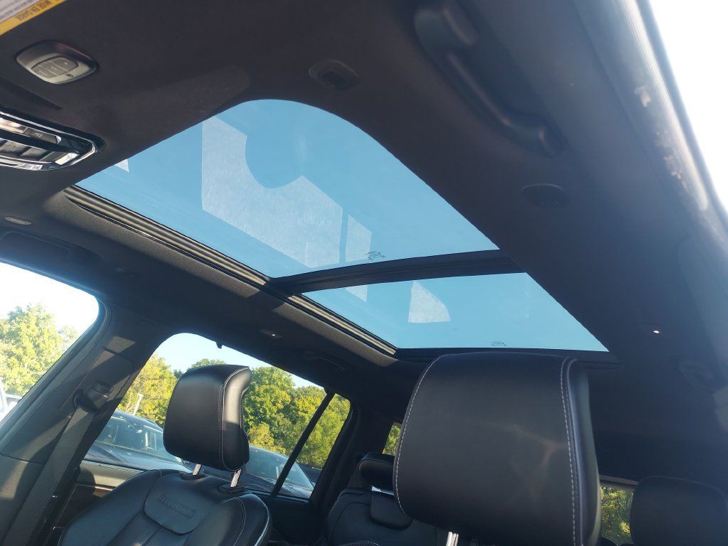 Used 2023 Jeep Grand Cherokee L Overland w/ Luxury Tech Group IV AWD/4WD image 34