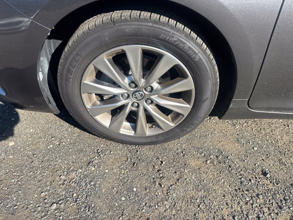 Used 2015 Toyota Camry XLE w/ Moonroof Package FWD image 18