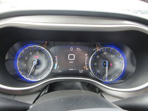 Used 2023 Chrysler Pacifica Touring-L image 8