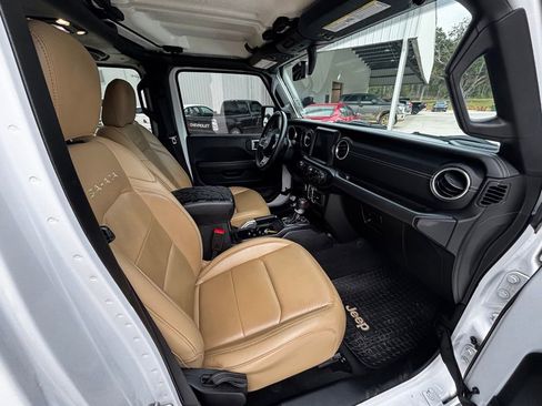 Used 2019 Jeep Wrangler Unlimited Sahara image 20