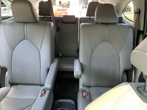 Used 2023 Toyota Highlander Limited FWD image 25