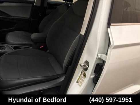 Used 2022 Volkswagen Taos SE w/ Panoramic Sunroof Package FWD image 12