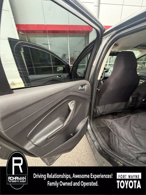 Used 2017 Ford Escape SE w/ SE Cold Weather Package AWD/4WD image 5