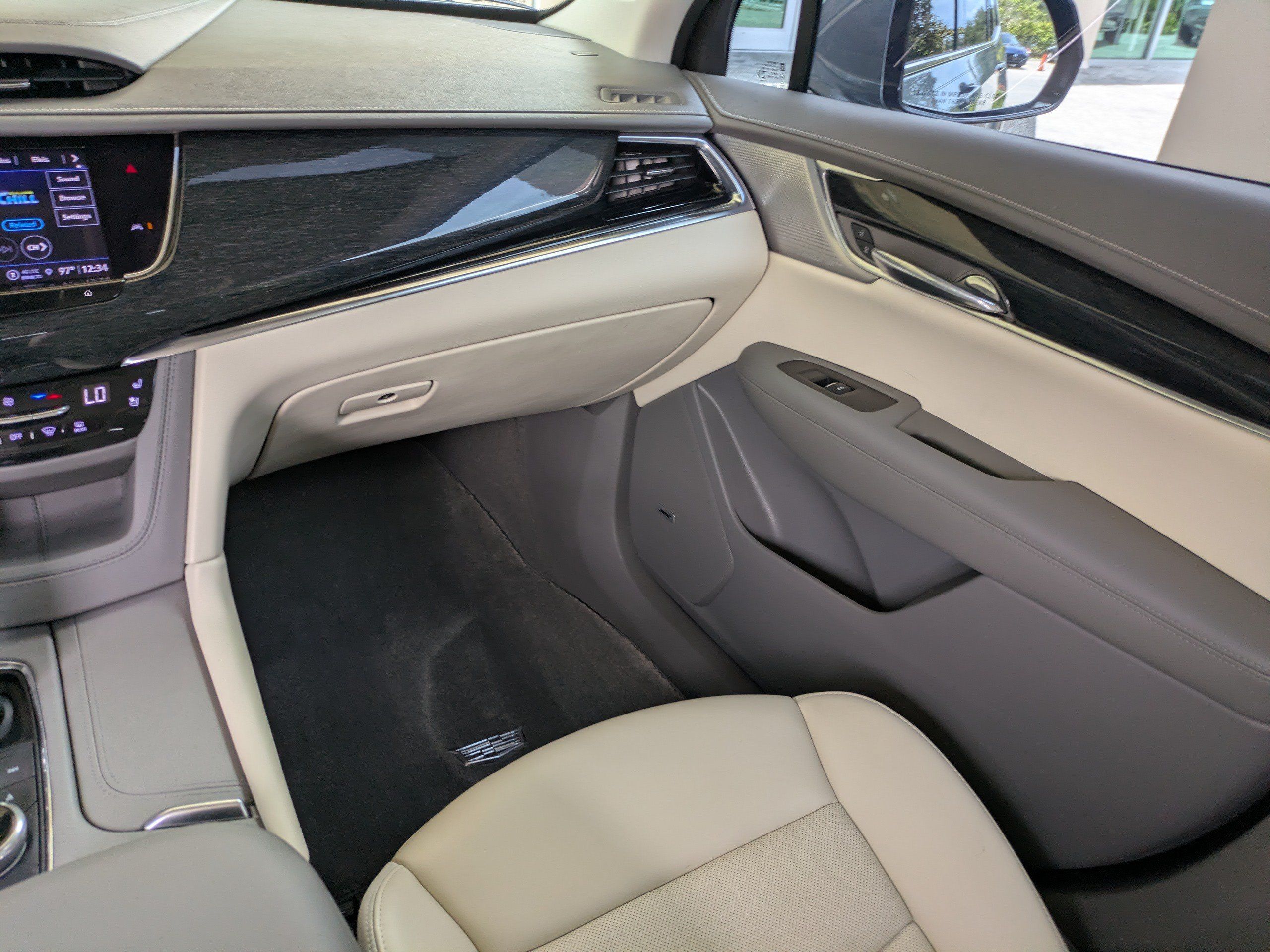 Used 2023 Cadillac XT6 Premium Luxury w/ Technology Package FWD image 17