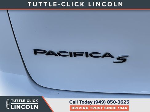 Used 2024 Chrysler Pacifica Limited w/ Uconnect Theater Family Group FWD image 8