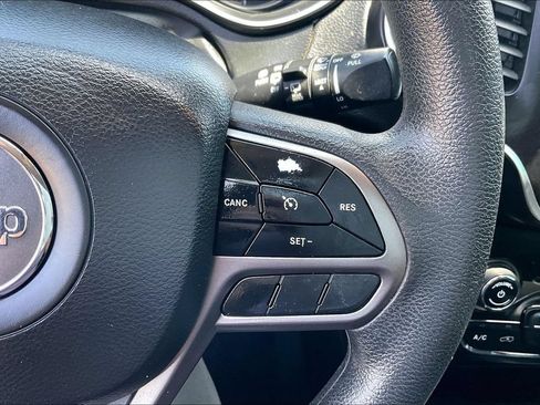 Used 2020 Jeep Cherokee Latitude FWD image 19
