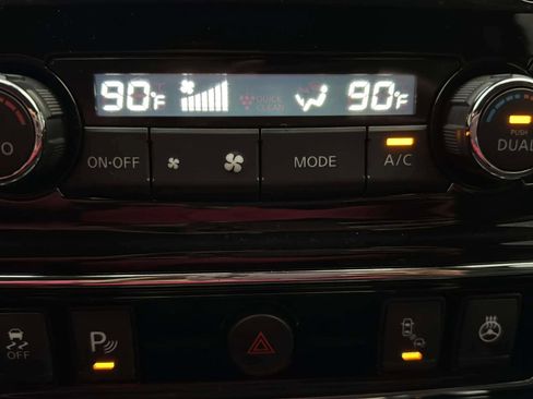 Used 2017 Nissan Titan Platinum Reserve image 27