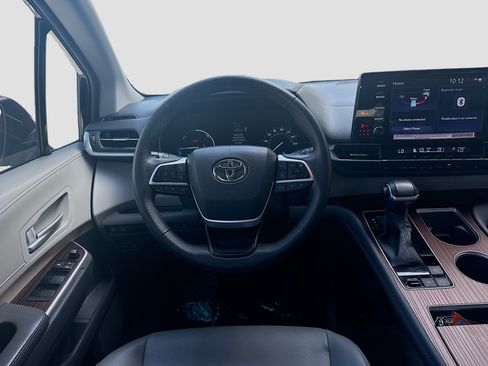 Used 2024 Toyota Sienna XLE FWD image 20