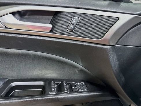 Used 2017 Ford Fusion SE w/ Fusion SE Technology Package FWD image 16