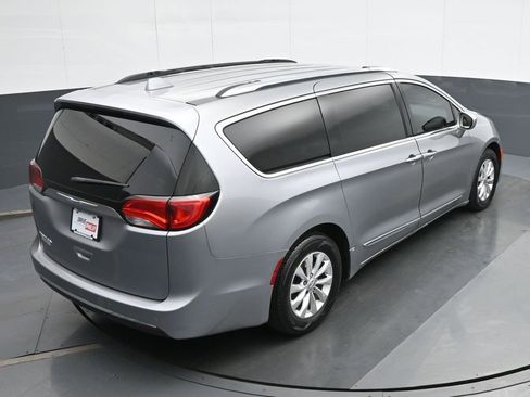 Used 2019 Chrysler Pacifica Touring-L image 22