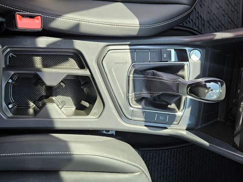 Used 2023 Volkswagen Tiguan SE w/ Panoramic Sunroof Package FWD image 17