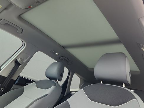 Used 2024 Volkswagen Taos SE w/ Panoramic Sunroof Package image 17