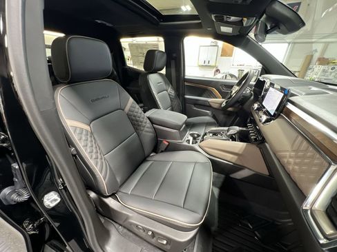 New 2025 GMC Canyon Denali w/ LPO, Denali Black Edition image 29